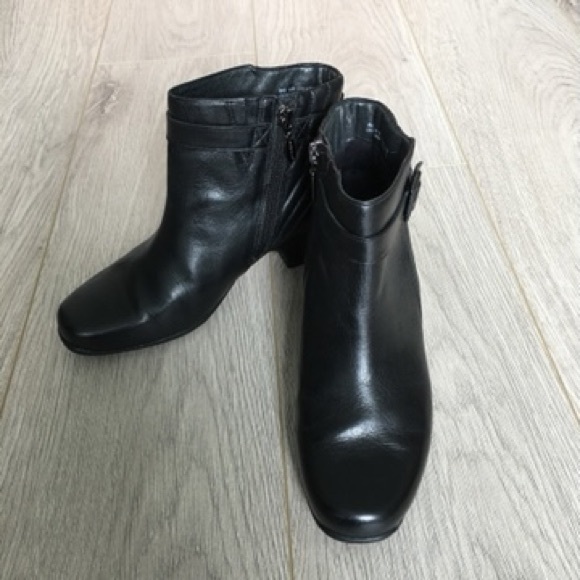 Clarks Women Ankle Boots EUC - Picture 2 of 6